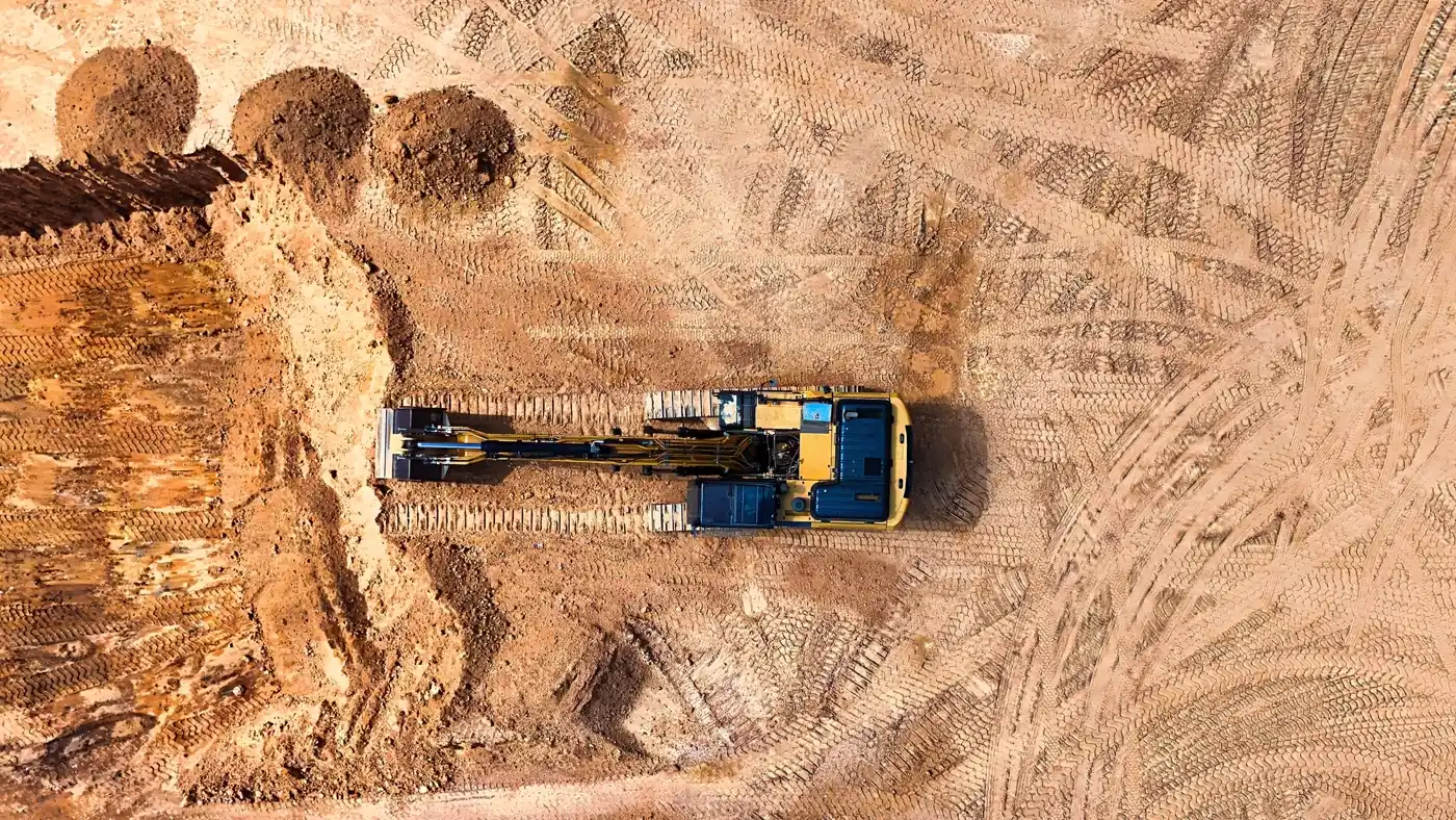 Vista aérea de una excavadora en un movimiento de suelo